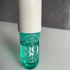 Sol de Janeiro Cheirosa 39 Perfume Mist - LIMITED EDITION! Söt och vaniljaktig doftmist från Sol de Janeiro, Cheirosa 39. Flaskan är turkosgrön med vit spraykork och lock, och har en modern, rundad form. Perfekt för dig som gillar lätta, somriga dofter och snygg design på badrumshyllan. Halva flaskan kvar. 