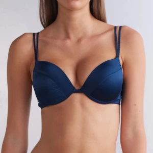 Mörkblå push-up simona intimissimi - Snygg mörkblå push-up bh med dubbla smala axelband. Bhn är i silke. Kuporna är formade för extra lyft och stöd. Använd max 2 gånger🩷orginalpriset är runt 700kr