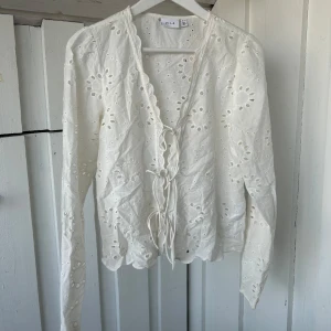 blus - super söt blus från vila! Missfärgning ses på bilden men går lätt bort efter en tvätt eller med lite vanish!🥰