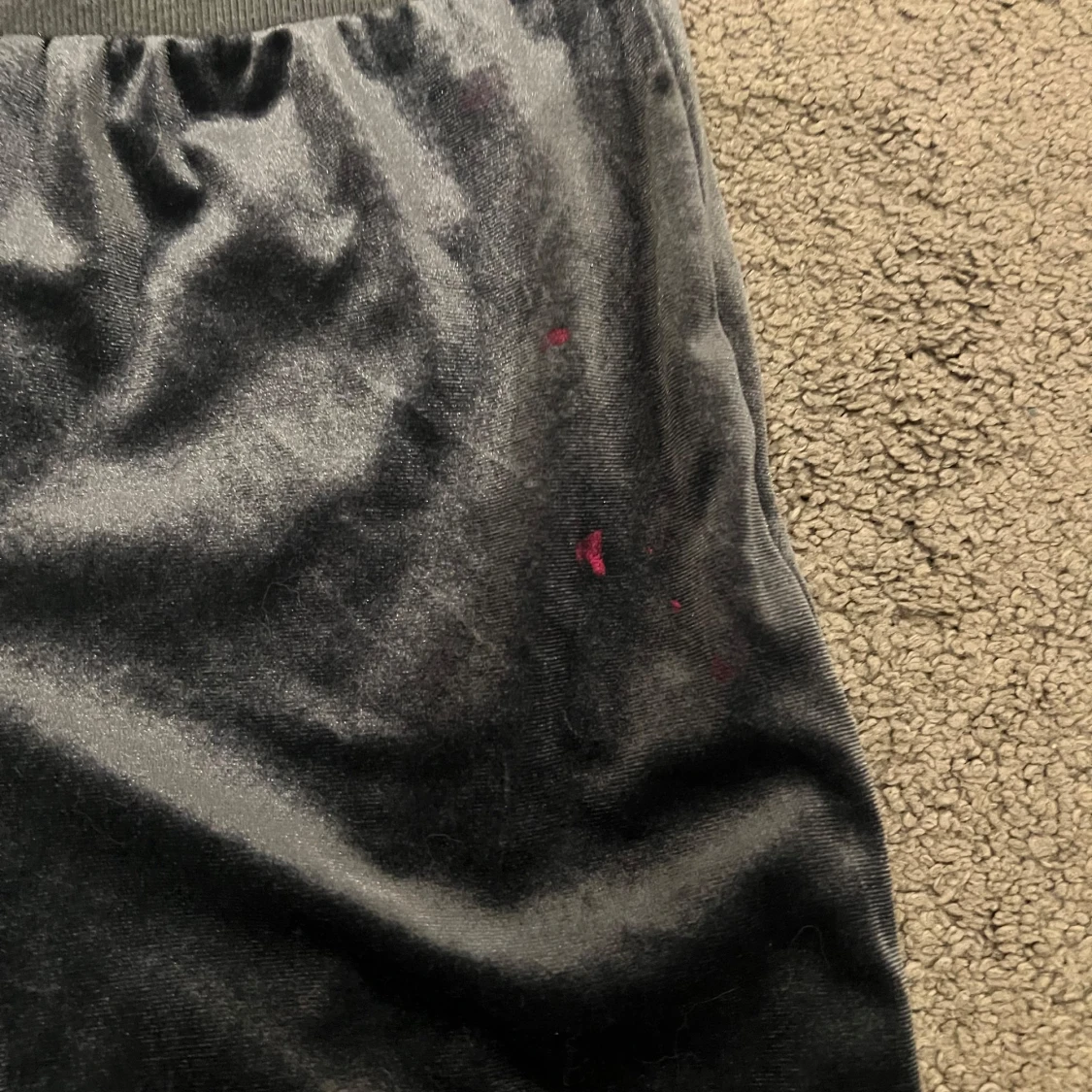 Grå mjukissätt i sammet - 1