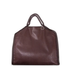 Vinröd axelväska Stella McCartney - Snygg burgundy axelväska från Stella McCartney med kedjedetaljer längs kanterna och dubbla handtag. Väskan har en mjuk, glansig yta och en rund logotypbricka i metall. Perfekt för dig som vill ha en trendig och rymlig väska med coola detaljer. Väskan har även ett längre strap som man kan ha crossbody. Är bortrest just nu men kommer lägga till flera bilder så fort jag är hemma och vill kolla intresset på denna❤️‍🔥❤️‍🔥
