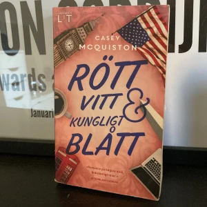 Rött, vitt & kungligt blått - En modern och rolig romance om Alex, son till USA:s president, och hans rivalitet med prins Henry av Wales. När de tvingas låtsas vara vänner växer något oväntat fram. Perfekt för dig som gillar kärlek, humor och kunglig drama!