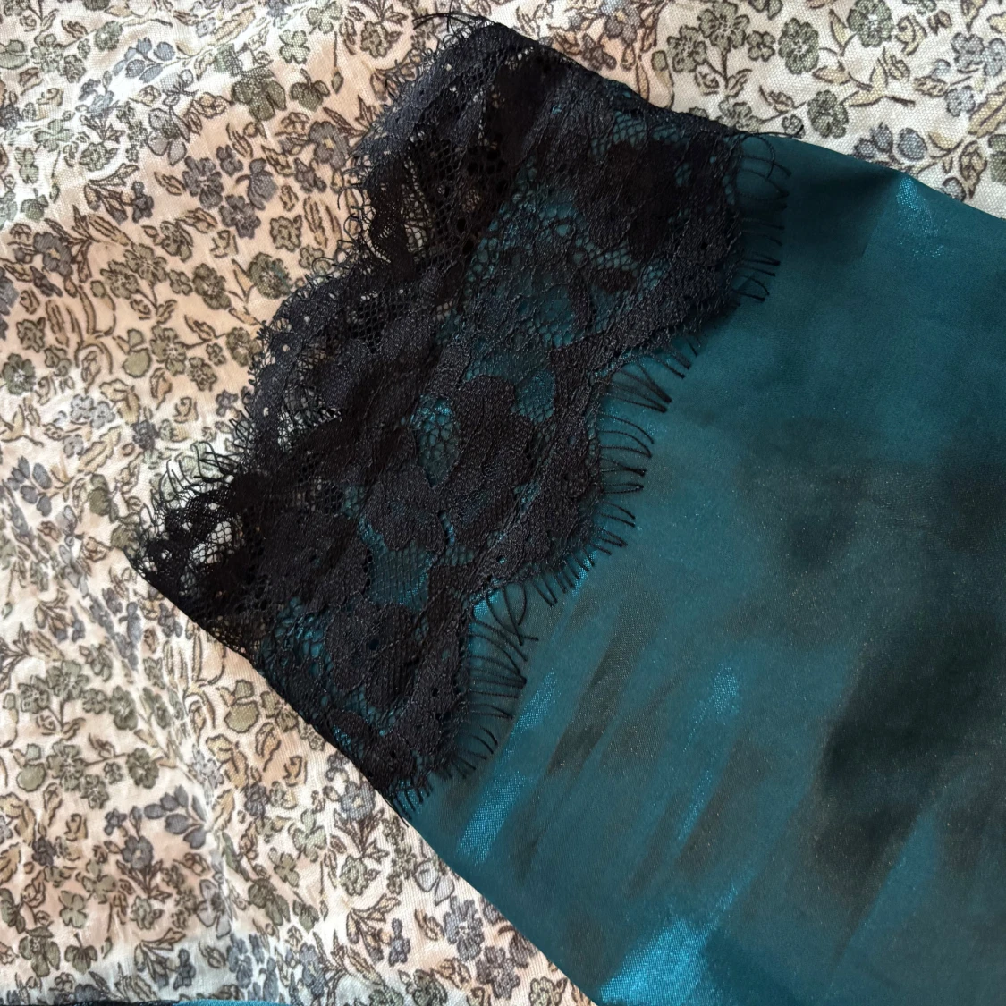 Mörkgrön morgonrock med spets - 2