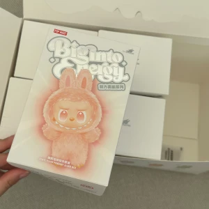 Labubu Big into Energy - Upptäck söta och färgglada figurer i Biginto Energy! Varje blind box innehåller en unik vinyl plush pendant med teman som Love, Hope, Serenity och Happiness. Perfekt för dig som gillar samlarfigurer och vill ha något gulligt och energifyllt i din vardag.