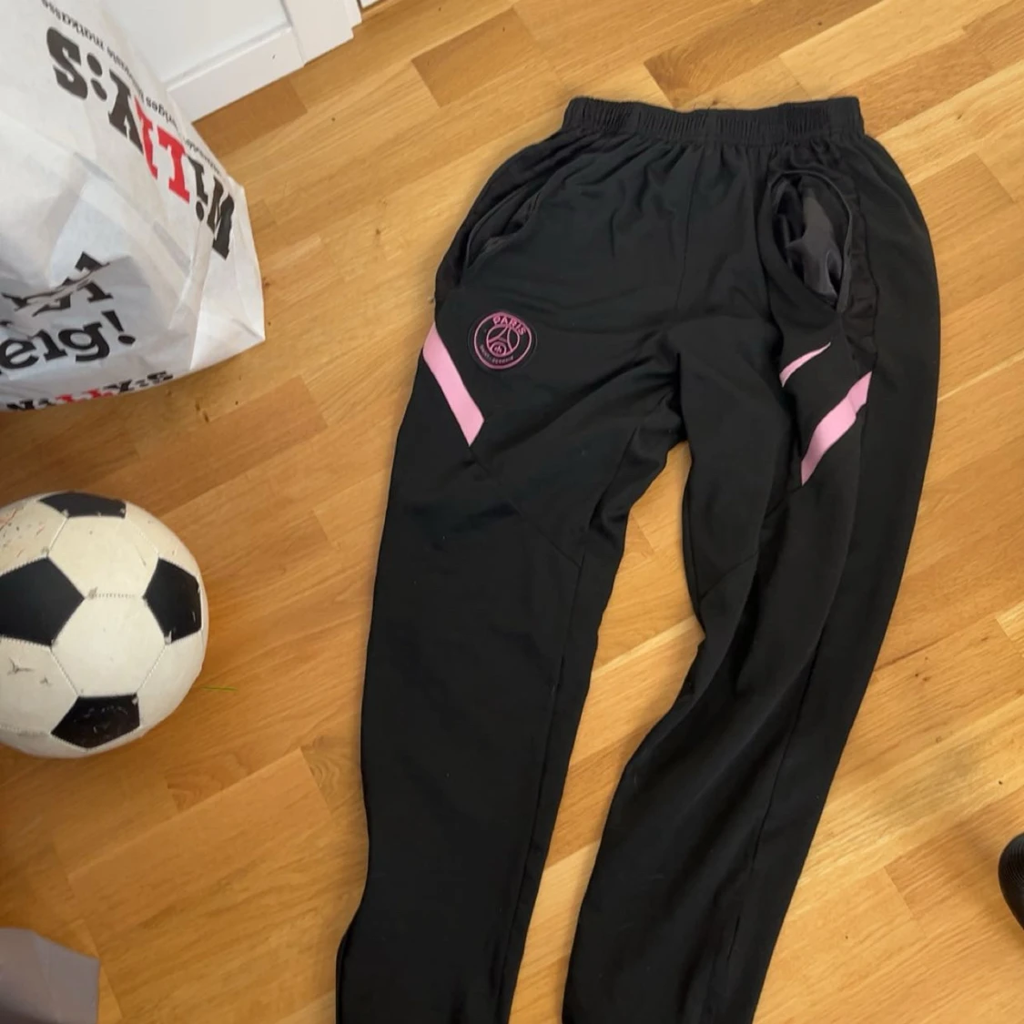 Svarta PSG träningsbyxor med rosa detaljer