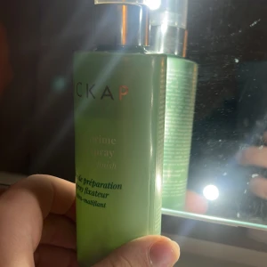 Hickap Preppy Prime Setting Spray - Preppy Prime Setting Spray från Hickap med ultra-matt finish. Perfekt för att fixera sminket och ge en långvarig hållbarhet. Passar alla hudtyper och kommer i en stilren grön flaska med spraypump.💕