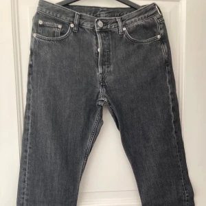 Grå jeans från Weekday - Så snygga raka smala jeans från Weekday i modellen Wire high straight🩶
