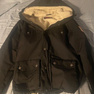 Fjällräven field jacka - Fjällräven field jacka i storlek xs den har varmt fleece material inuti.