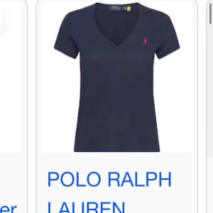 Mörkblå t-shirt från Polo Ralph Lauren - Snygg mörkblå t-shirt från Polo Ralph Lauren med v-ringning i stolek S nyskick!