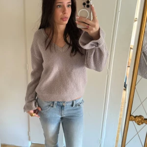 Stickad tröja  - Säljer en mysig grå stickad tröja som har knyten i armarna. Den är i S men lite stor i storlek tycker jag själv 