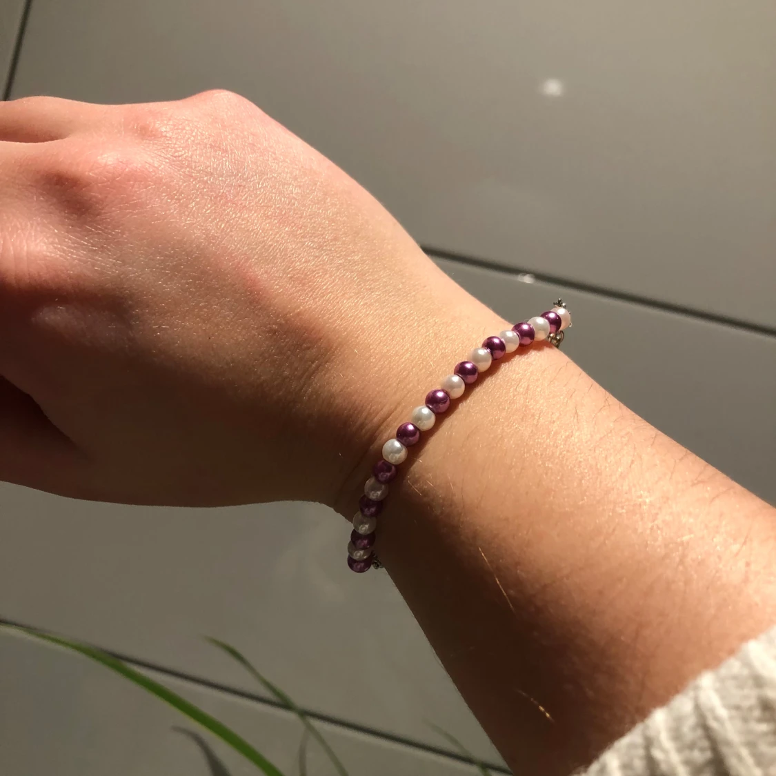 Armband med pärlor i lila och vitt