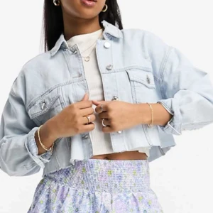 Ljusblå croppad jeansjacka - Snygg jeansjacka från stradivarius😍använd fåtal gånger, pris går kanske att diskuteras