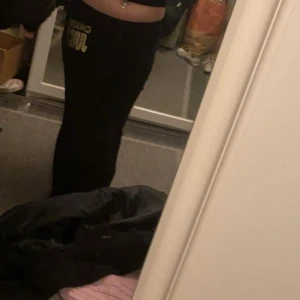 Svarta byxor från Juicy Couture - Nya juicy couture byxor. Använda 3-4ggr. Dm för fler bilder. 
