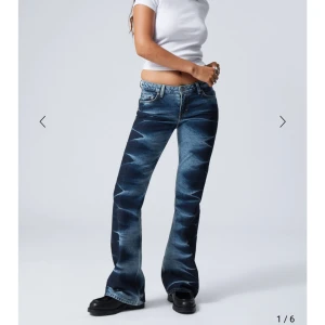 Blå bootcut jeans med mönster - Snygga blå bootcut jeans med ett unikt mönster. Säljer dessa då jag köpte fel storlek. Så det är helt oanvända och med lappen kvar. Säljer dem för 600 då det kostar 700 från butik. Och kan inte returnera dem längre för det har gått för lång tid. 