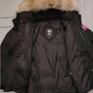 Svart parkajacka  - Säljer en svart parkajacka,  Perfekt för kalla vinterdagar. Varm och skön jacka. Storlek S