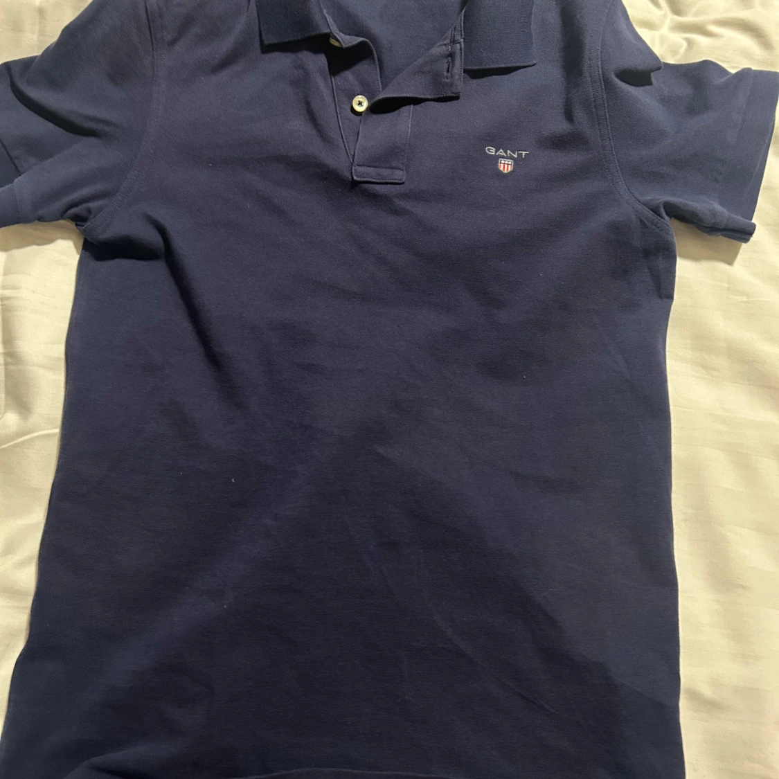 Mörkblå pikétröja från GANT