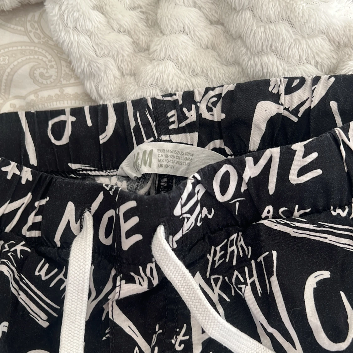 Svarta shorts med textmönster från H&M - 1