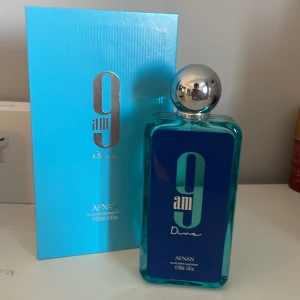 9 am Dive Parfym från Afnan - Säljer en fräsch parfym från Afnan, 9 am Dive. Väldigt fräsch och godd doft, perfekt till våren och sommaren, den är en 100 ml och ska vara 100 ml kvar då jag aldrig använt den utan några få sprut. Ba att skriva om de e något ni undrar om