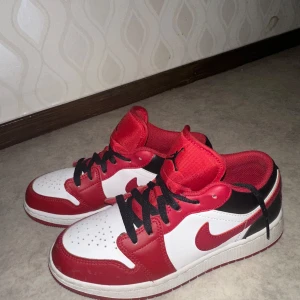 Nike Air Jordans i rött och vitt - Snygga Nike Air Jordans Young som inte kommer till användning längre