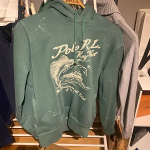 Polo Ralph lauren hoodie key west  - Säljer en grön hoodie från Ralph lauren skick 10/10 helt oanvänd storlek m ny pris 3199 mitt pris 1500.
