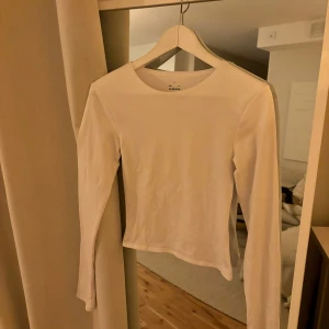 Vit långärmad topp från A-dsgn  - Säljer pga för liten för mig 😊 