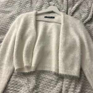 En stickad kofta - Det är en vit stickad kofta från new yorker som är i storlek xs. Jag säljer den för att jag inte använder den. Den är använd ett fåtal gånger.