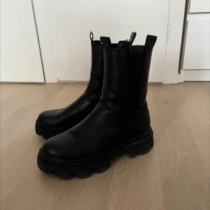 Svarta boots med grov sula - Snygga svarta boots med högt skaft.  Från Din sko strl 40.