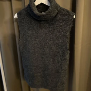 Mörkgrå stickad väst från ONLY - Säljer en mysig mörkgrå stickad väst från ONLY med polokrage. 