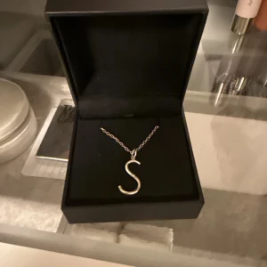 Maria Nilsdotter halsband - Säljer mitt halsband från Maria Nilsdotter. Använd men i bra skick! Tryck gärna på köp nu. 💛