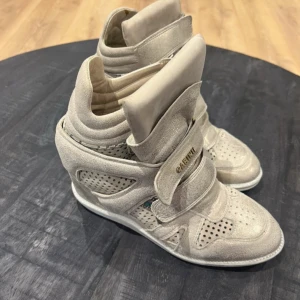 Isabel marant skor  - Intressekoll på mina isabel marant skor. Nyligen köpta så de är i bra skick. Budet måste vara högre än 750kr