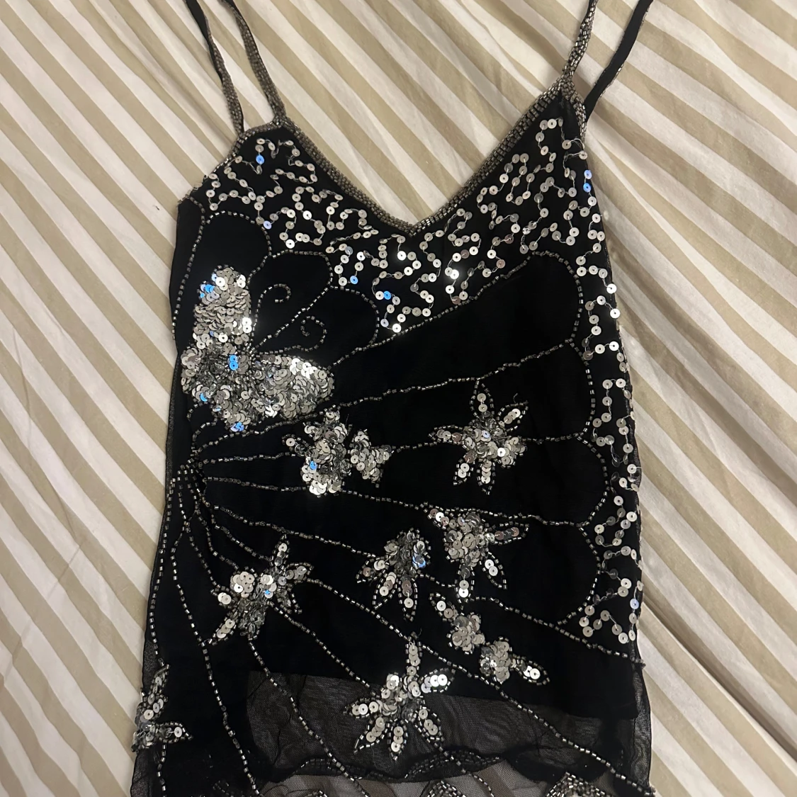 Svart linne med paljetter