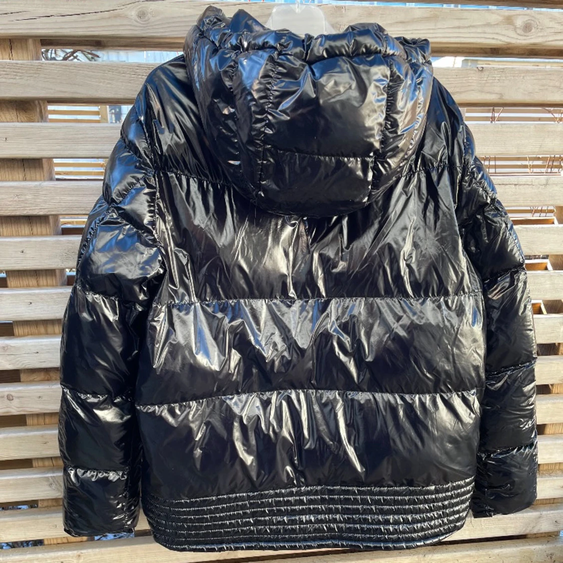 Svart pufferjacka från Guess - 1