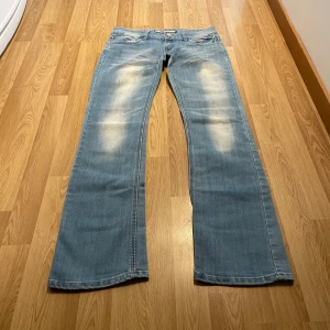 Lågmidjade bootcut jeans  - (21) Ljusblåa lågmidjade bootcut jeans med super cool tvätt. Midjemått rakt över: 40, innerbenslängd: 82, stretchiga!💞strlk 36/38
