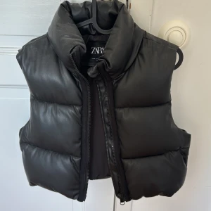 Svart skinnväst från Zara - Aldrig använd vad jag kan minnas, köpte för 600kr på Zara, säljer då jag itne fått användning för den och därav priset