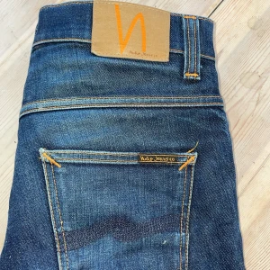 Blå jeans från Nudie Jeans - Snygga blå jeans från Nudie Jeans. Skicket är bra vid mera funderingar är det bara att höra av sig 😁