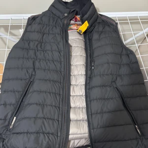 Svart dunväst från Parajumpers - Strl S. Två små hål vid bröstficka, syns knappt, säljer billigt pga det