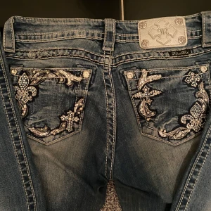 Miss Me jeans - Säljer mina jättesnygga bootcut miss me jeans som jag köpte här på plick, säljer då de inte kommer till användning längre. Byxorna har ett antal defekter, två små hål på ena låret, pärlor/glitter som saknas på fickorna och lite missfärgningar på små detaljer, kom privat för att se bilder! priset är diskuterbart💘