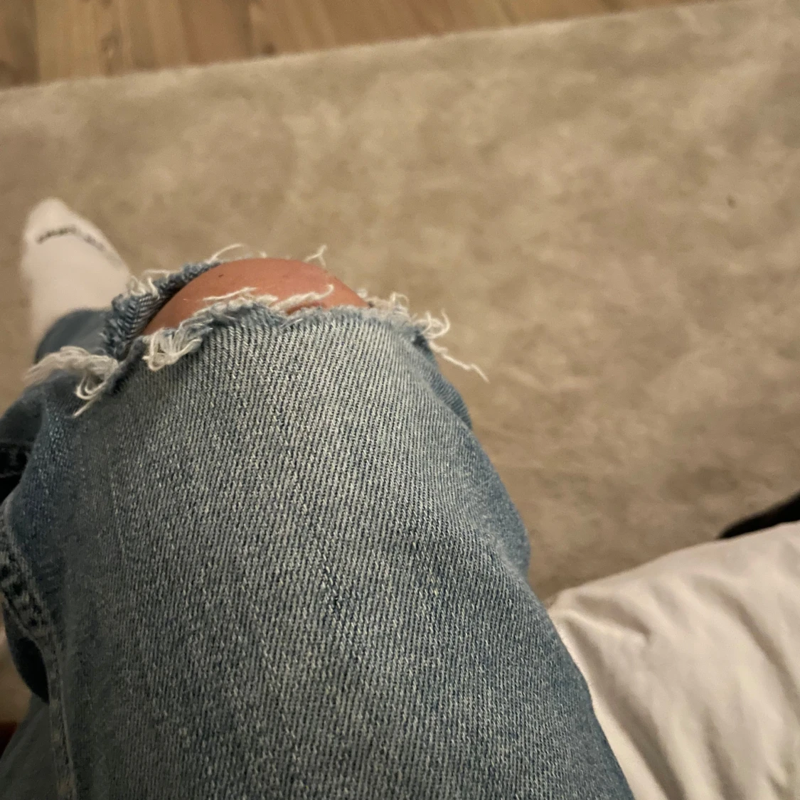 Blå jeans med slitningar - 3