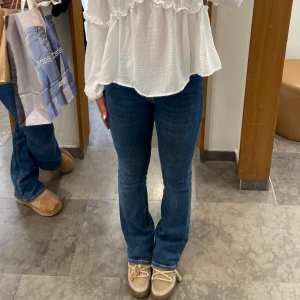 Bootcut jeans - Säljer dessa jättefina blå jeans från Gina tricot🩷låg midjade och inga defekter💘