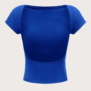 Blå topp med öppen rygg - Säljer en snygg vit topp med korta ärmar och en trendig öppen rygg. Perfekt för sommardagar eller en utekväll. Toppen är i bra skick och passar till både jeans och kjol.💙💙