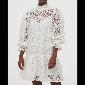 Vit spetsklänning - Hej! Söker denna klänning, alternativt en annan vit som är högre i halsen🤍hör gärna av er om ni har tips eller själv sitter på en sådan!