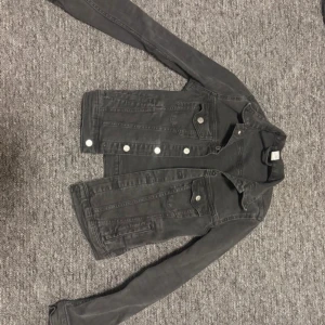 Svart jeansjacka - Säljer en svart jeansjacka från hm storlek 36! Fint skick 