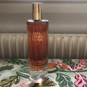 Golden Decade Zara - Golden Decade är inspirerad av Libre eau de parfum från YSL. De är inte likadana men finns likheter. Öppningen är sötare och har mer av apelsinblomman än vad libre har. Drydown liknar Libre mer än öppningen. Hållbarhet och projektion är okej. Originalpris ligger på 279 för 80 ml. Har använt lite grann, se bild för mängd. 
