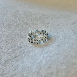 Silver ring - US storlek 5/5.5, diameter cirka 15.5–16 mm, omkrets cirka 48.7–50.2 mm.  Blanda och matcha dina favoriter! Köp flera artiklar tillsammans för rabatt och spara på frakten.  #silver #ring #vintage #smycken #klassisk