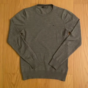 Grå tröja/crewneck från J.Lindeberg - Säljer en stilren grå tröja från J.Lindeberg av 100% merinoull.🤩 Tröjan her inga defekter eller skavanker och passar till många outfits. Säljer tröjan för att den är för liten för mig. Mitt pris 275, men är ej hugget i sten.🪨🪨