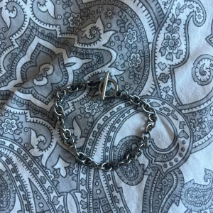 Armband - Aldrig använt. Rabatt vid köp av bundles!