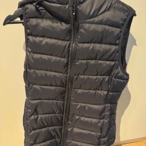 Väst från ONLY - fint skic, endast testad