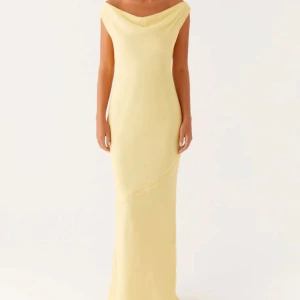 Peppermayo balklänning - Säljer en gul balklänning med öppen rygg från peppermayo, jag har använt den en gång och den är som ny. Nypris 952 och 300kr i tullavgift. 