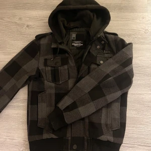 Overshirt  - Tja säljer nu denna unika fodrade gråa overshirten i storlek S för endast 599kr! priset är ej hugget i sten! Skriv i dm vid funderingar🙌