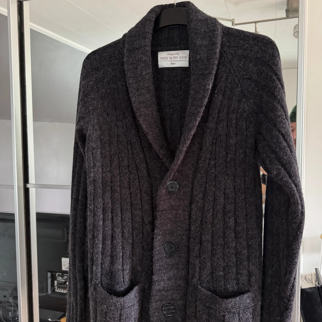 Mörkgrå cardigan från These Glory Days